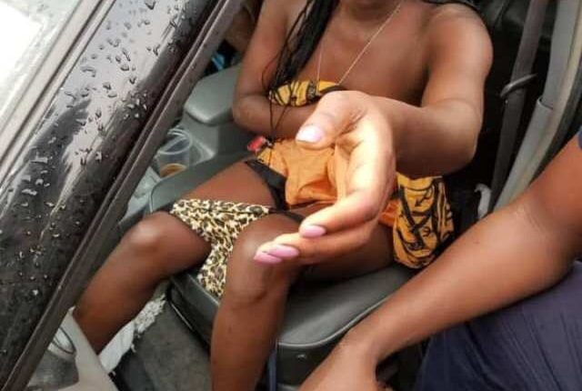 A Cheating Woman Found Stuck In A Car Having S3x In A Traffic Jam
