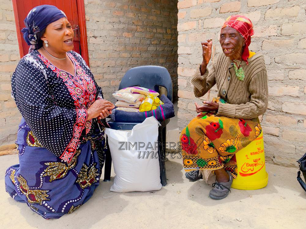  Mai Auxillia Mnangagwa Performs Chores For The Elderly 