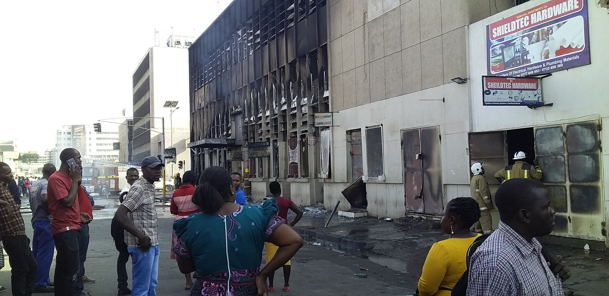 Building on corner Robert Mugabe and Chinhoyi gutted by fire