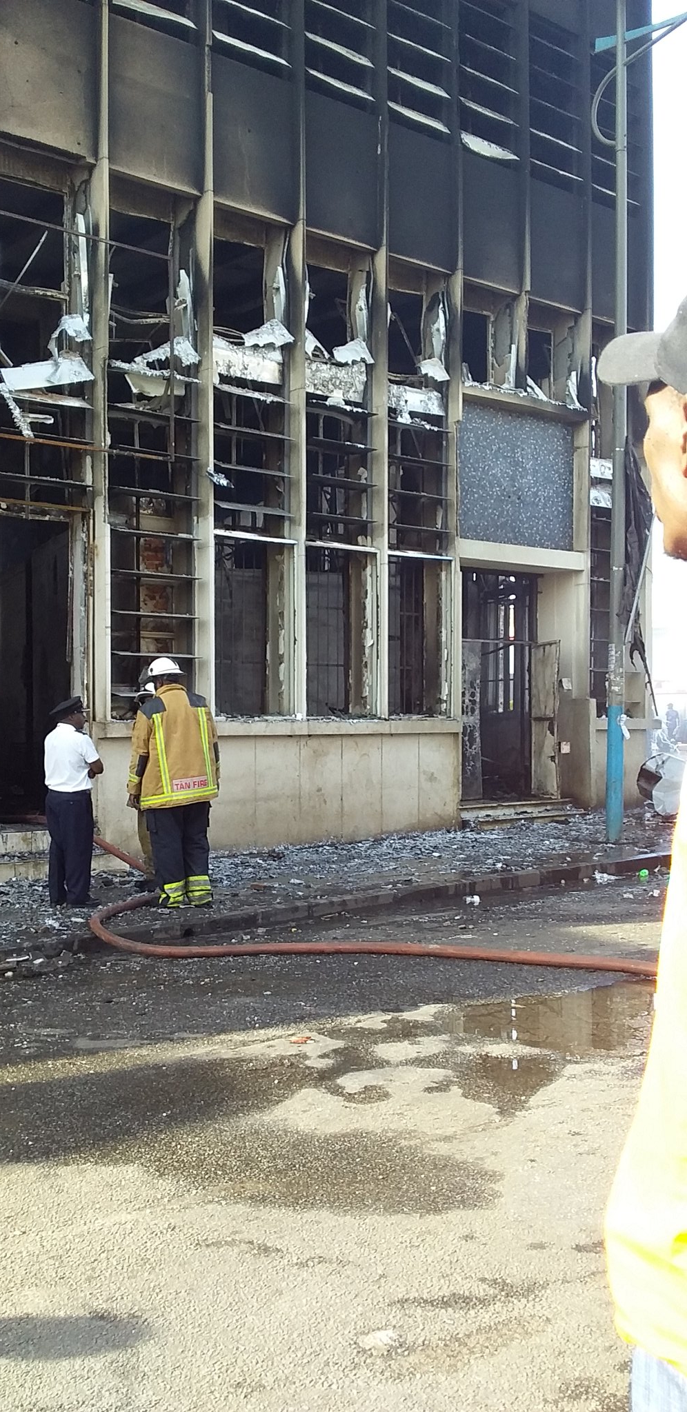 Building on corner Robert Mugabe and Chinhoyi gutted by fire