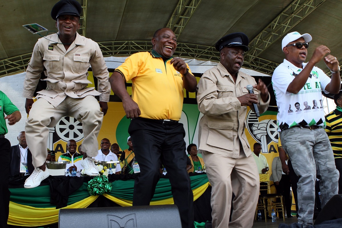Video Of President Cyril Ramaphosa And Makhadzi Dancing Leaves Mzansi In Stitches-iHarare
