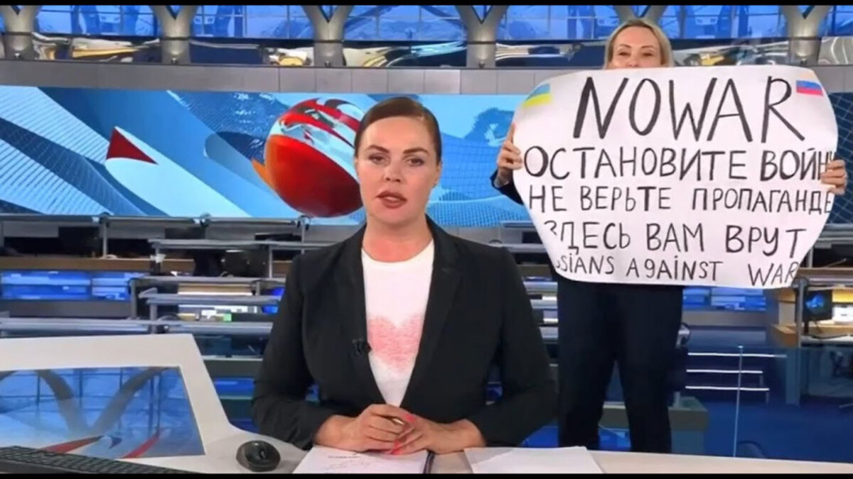 Russian TV Editor Interrupts