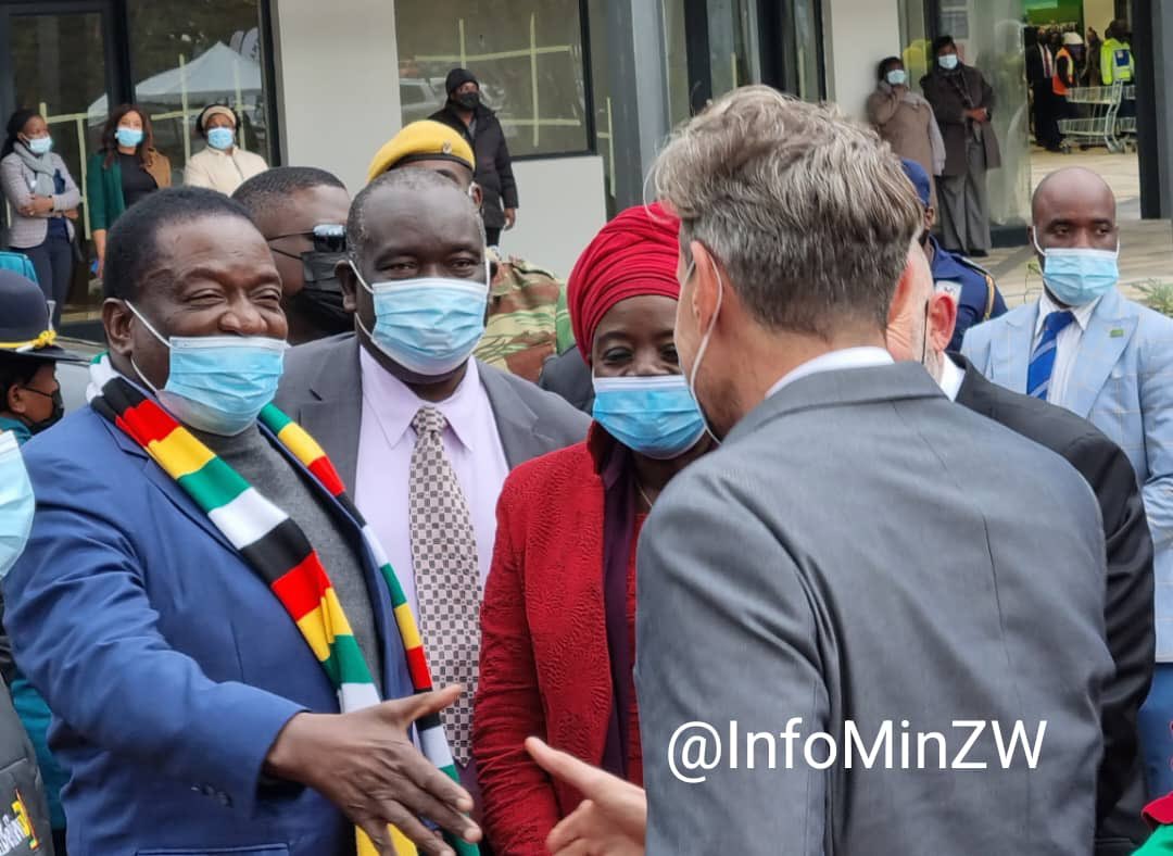 WATCH| President  Emmerson Mnangagwa Buying Groceries In Pick n Pay