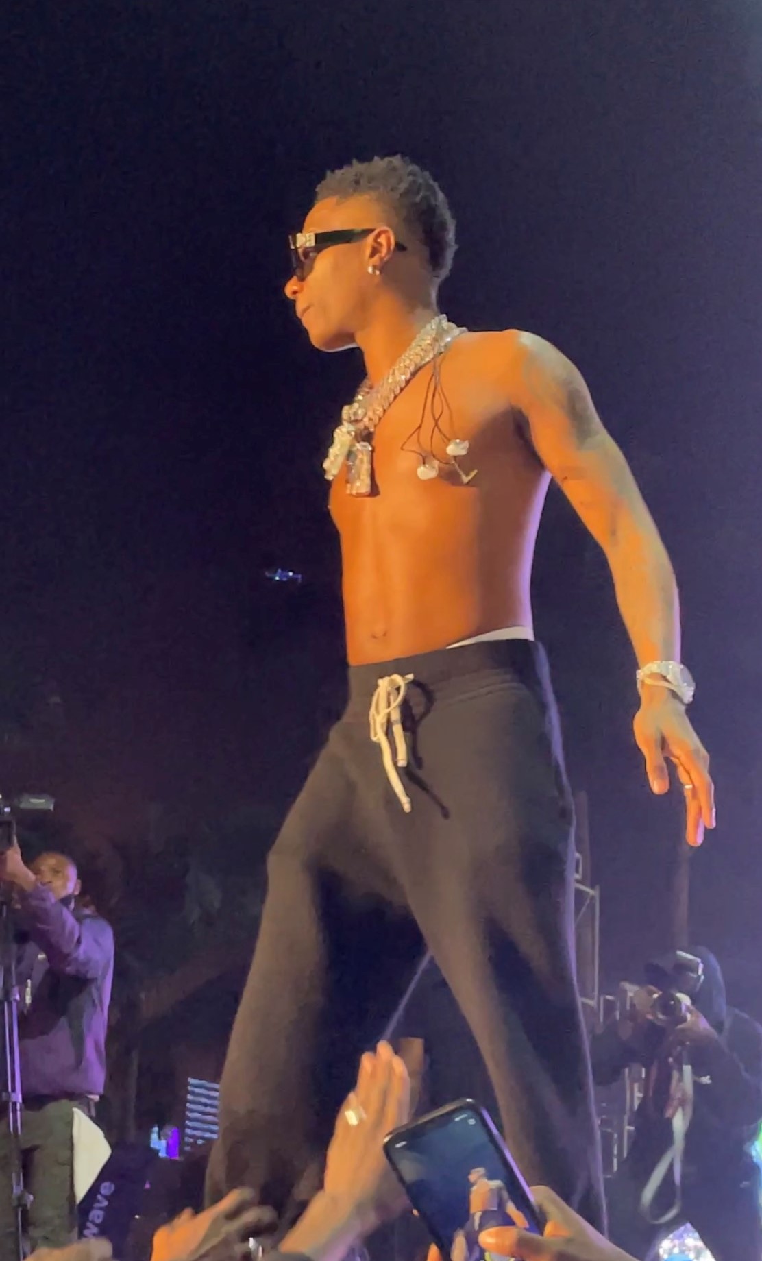 Wizkid Accused Of Showing Off His ‘Hard’ Manhood To Women On His Concert.