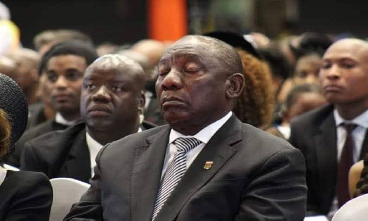 Immagini del presidente Cyril Ramaphosa che dorme ai funerali