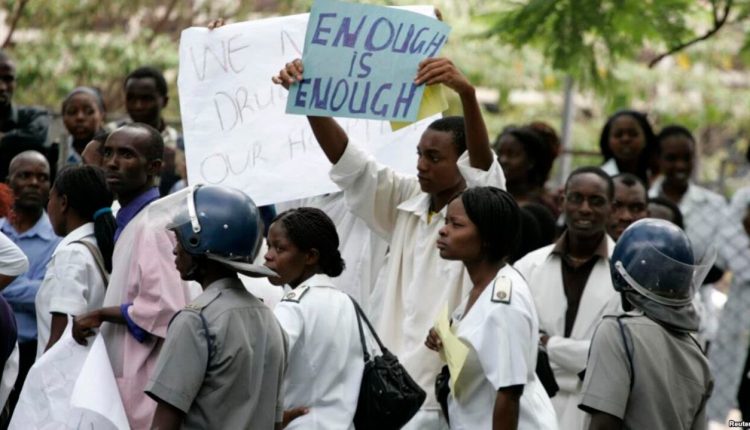 Zimbabwe Civil Servants Give Strike Notice For Next Week